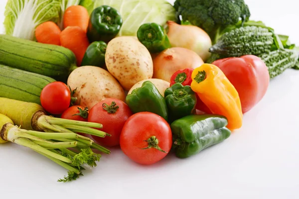 Beyaz arka planda taze sebzeler