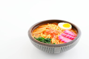 Japon ramen noodle bir kase yemek masası üzerinde