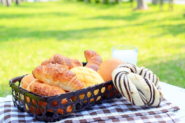 Pane Sul Tavolo Giardino — Foto Stock