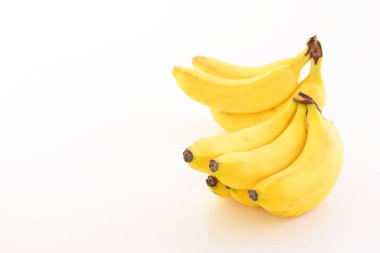 taze muz beyaz zemin üzerine izole