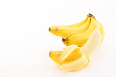 taze muz beyaz zemin üzerine izole