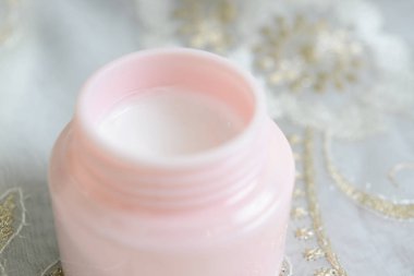 Yüz kremi bir kavanoz içinde closeup