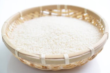 Beyaz pirinç bambu sepet içinde