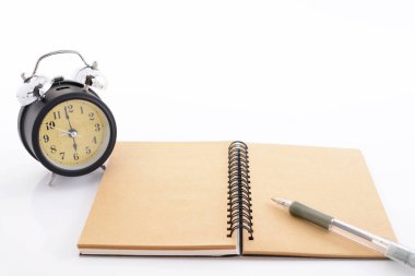 Çalar saat telli defter kitapla