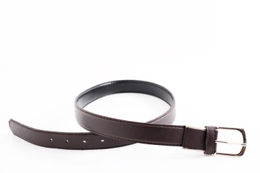 Beyaz arka plan üzerinde izole şık deri kemer