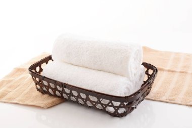 Bir sepet havlu kadar haddelenmiş