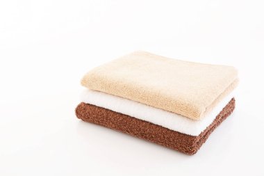 Beyaz arka plan üzerinde izole renkli pamuk havlular