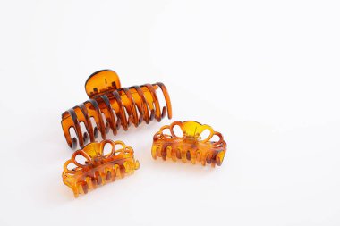 Beyaz arka plan üzerinde izole saç aksesuarları