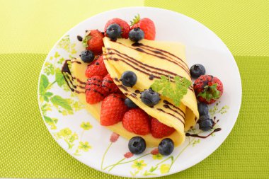 Bir tabak yemek masası üzerinde lezzetli krep