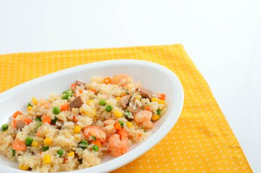 Bir tabak yemek masası üzerinde lezzetli bir pilav