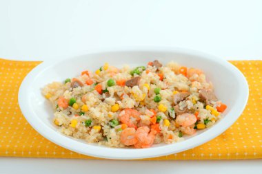 Bir tabak yemek masası üzerinde lezzetli bir pilav