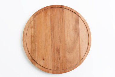 Tahta tepsi beyaz arkaplanda izole edildi