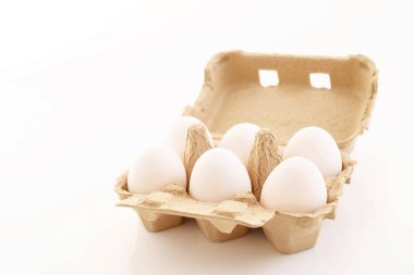 Çiğ tavuk yumurta yumurta kutusundaki görünümünü yakın çekim
