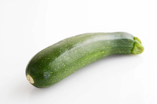 Courgettes Délicieuses Fraîches Sur Fond Blanc — Photo