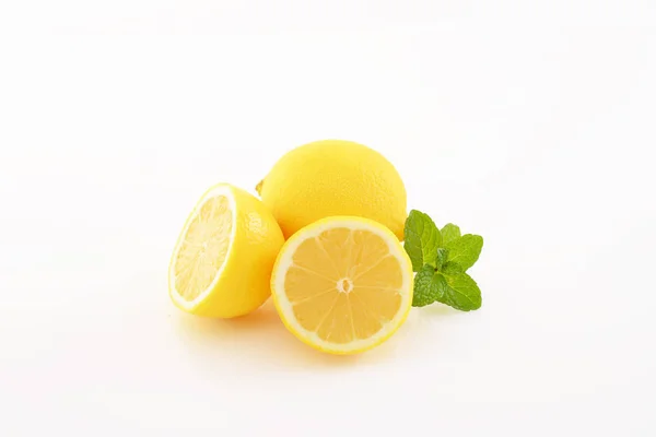 Limones Frescos Sobre Fondo Blanco — Foto de Stock