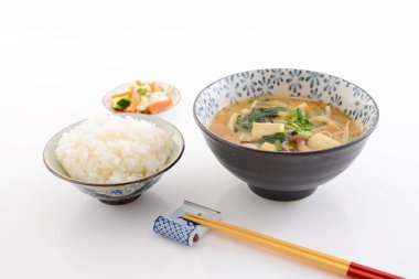 nefis bir kahvaltı ile miso çorbası ve pirinç
