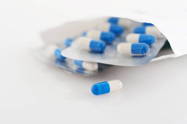 Beyaz arka plan üzerinde tıbbi ilaçlar