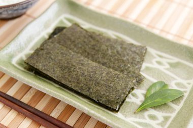 Japonca plaka üzerinde deniz yosunu kurumuş