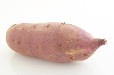 Beyaz arka planda taze tatlı patates
