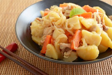 Japon et ve patates güveç