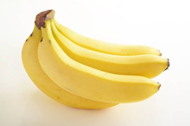 taze muz beyaz zemin üzerine izole