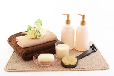 Beyaz bir arka plan üzerinde banyo ürünleri