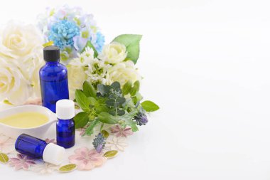 Masanın üzerinde temel yağlar ile güzel çiçekler