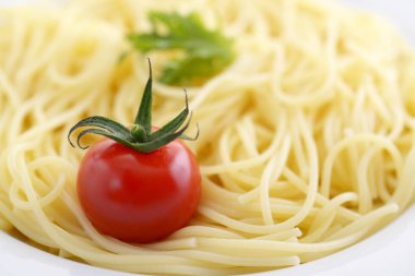 Spagetti ve kiraz domates