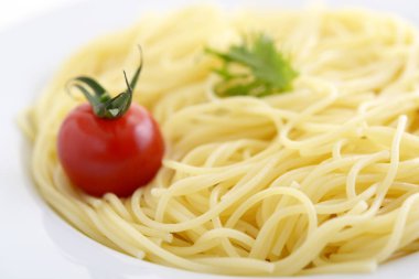 Spagetti ve kiraz domates