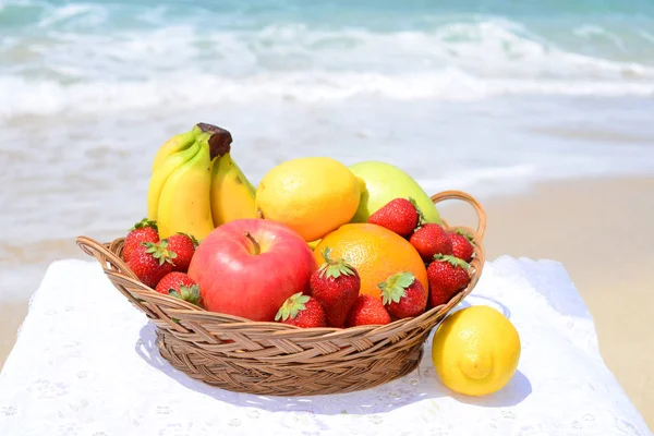 Tropiska Frukter Sandstranden — Stockfoto