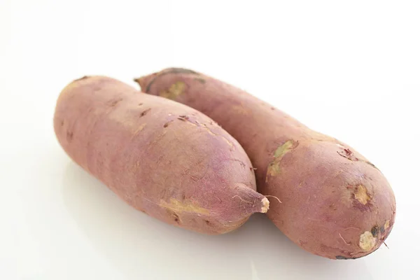 Batatas Doces Frescas Fundo Branco — Fotografia de Stock