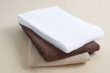 Beyaz arkaplanda izole edilmiş havlu yığını