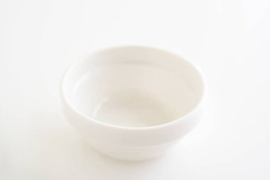 Beyaz arka planda izole edilmiş beyaz kase