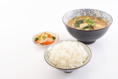 nefis bir kahvaltı ile miso çorbası ve pirinç