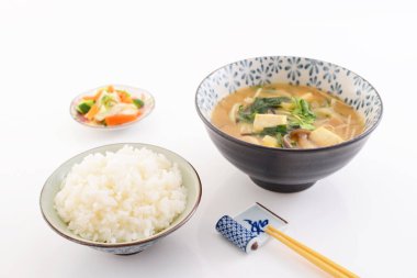 nefis bir kahvaltı ile miso çorbası ve pirinç