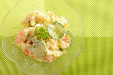 Bir kase taze makarna salatası