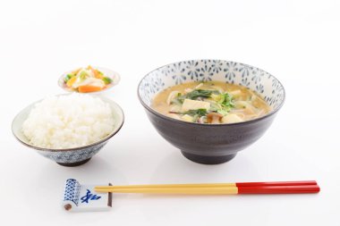 nefis bir kahvaltı ile miso çorbası ve pirinç