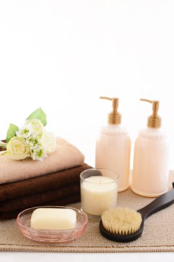 Beyaz arka plan üzerinde izole banyo ürünleri