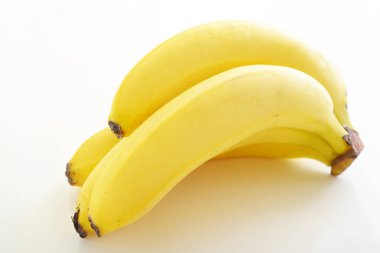 taze muz beyaz zemin üzerine izole