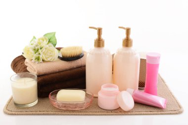 Beyaz arka plan üzerinde izole banyo ürünleri