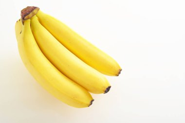 taze muz beyaz zemin üzerine izole