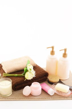 Beyaz arka plan üzerinde izole banyo ürünleri