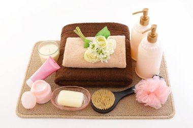 Beyaz arka plan üzerinde izole banyo ürünleri