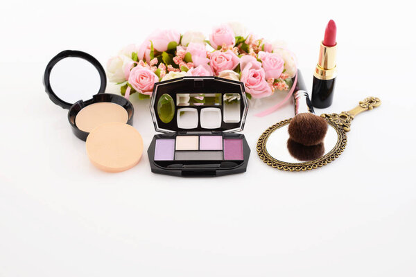 Декоративная косметика и розы
