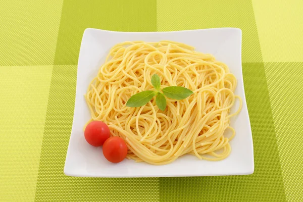 Leckere Spaghetti Einem Gericht Auf Dem Esstisch — Stockfoto