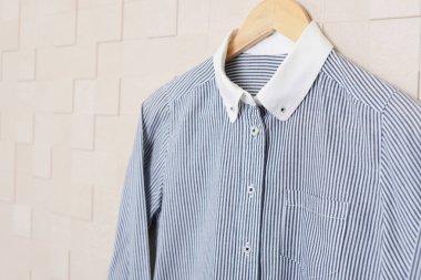 Şık gömlek askı üzerinde asılı