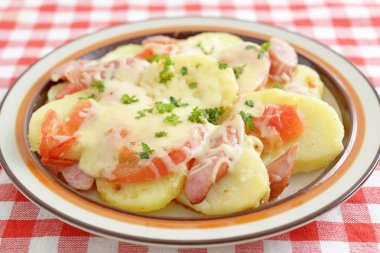 Bir tabak lezzetli Patates graten