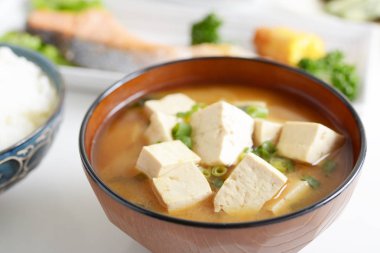 Yemek masası üzerinde lezzetli Japon mutfağı