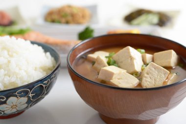 Yemek masası üzerinde lezzetli Japon mutfağı