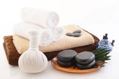 Sıcak taşlar ile bitkisel kompres topu